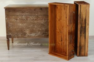 Riproduzione di mobile cassettiera in stile neoclassico costruito artigianalmente in legno massello e intarsiato in noce e ulivo
